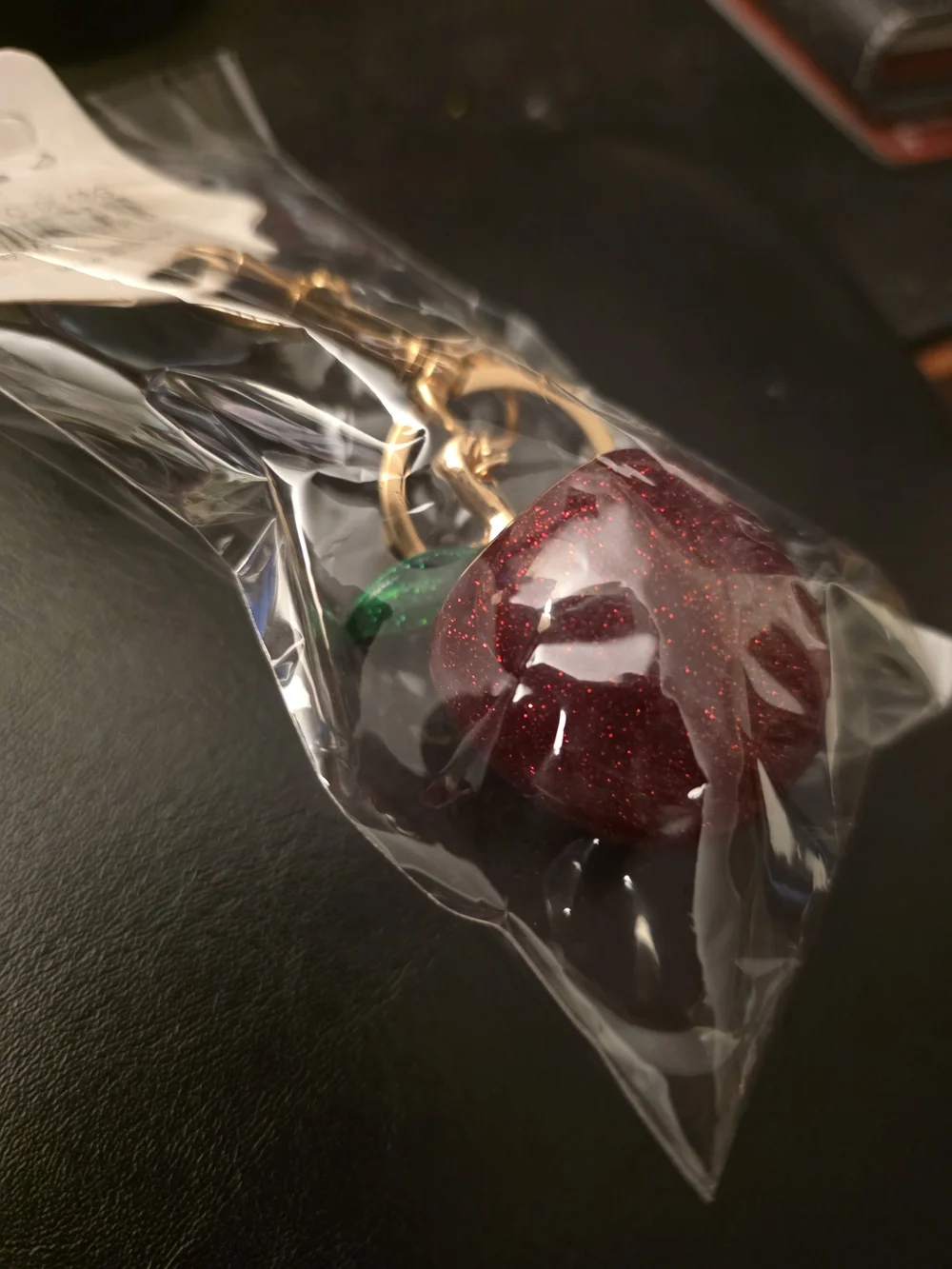 Fashion Jewelry Red Glitter Apple Keychain with Gold Hardware
